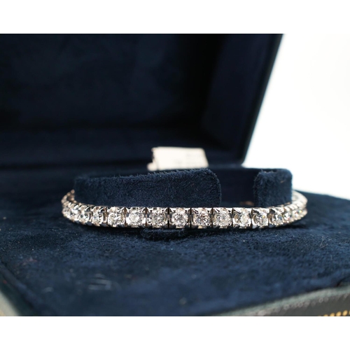 592 - Diamond Set Ladies Tennis Bracelet with Safety Clasp Mounted on 18 Carat Gold