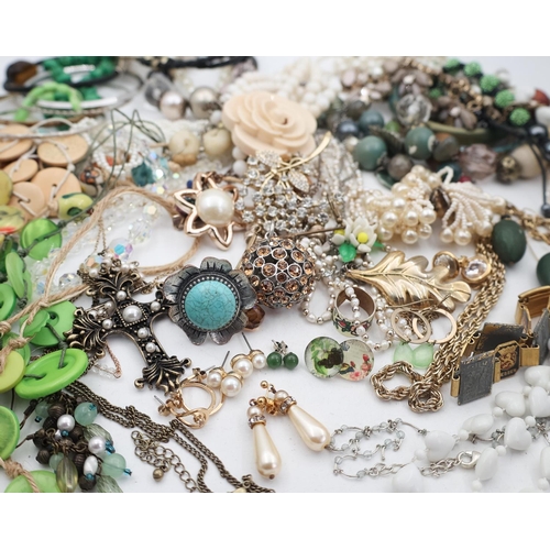 50 - Various Vintage, Costume and Other Assorted Jewellery, Quantity as Photographed