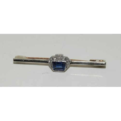 216 - 9ct and Platinum Diamond bar brooch. (NI022)