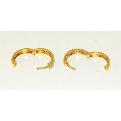 220 - Vintage Approx 1 carat vs Diamond 18ct Gold Huggy Hoop Earrings, 19mm long. 7.8grams.