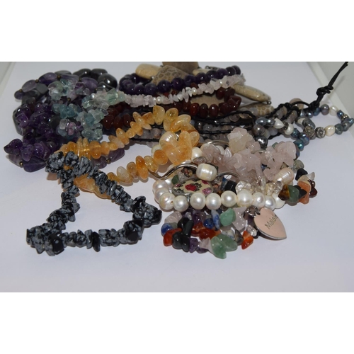 37 - Selection of agate and pearl bracelets