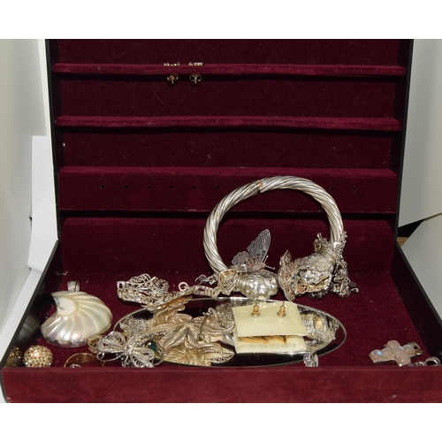 38 - Jewellry box of mixed silver Jewellery