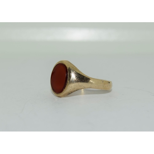 76 - 9ct gold gents cornillian stone sygnet ring size O