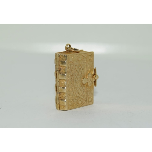 96 - 9ct gold charm depicting a book with photos inside total weight 9gm