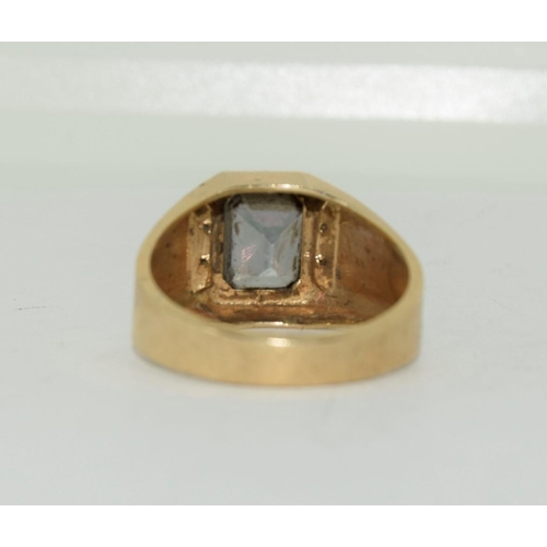 33 - 9ct gold mans sygnet ring set with diamond chip shoulders size T 4.4gm