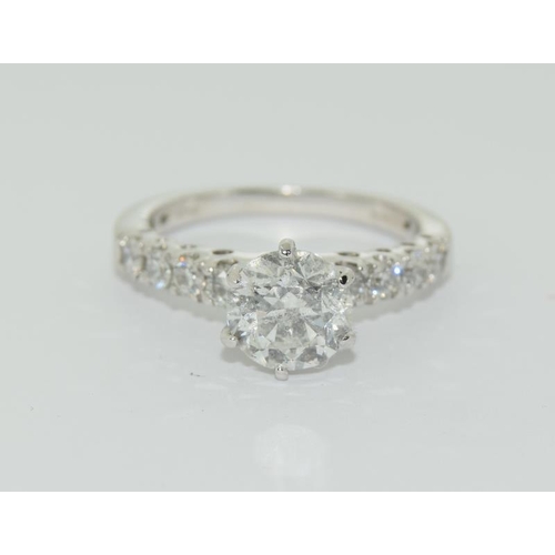 1086 - An 18ct white gold ring, the central stone of 1.5ct with diamond shoulders. Size L