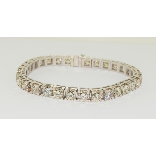 1100 - A very substantial 18ct white gold diamond tennis bracelet of 16.32cts.