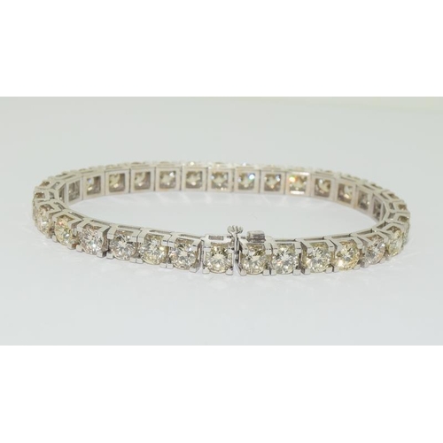 1100 - A very substantial 18ct white gold diamond tennis bracelet of 16.32cts.
