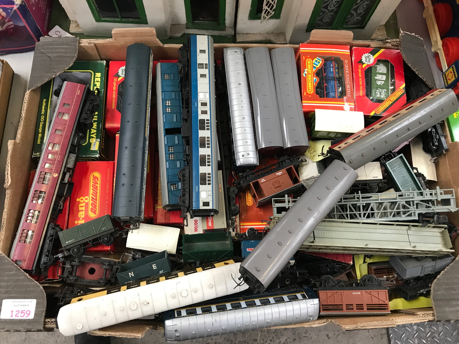 A BOX OF GOOD QUALITY MODEL TRAIN ACCESSORIES; TO INCLUDE CARRIAGES ...