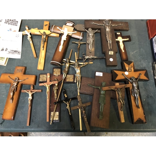 A GROUP OF 18 VARIOUS VINTAGE WOODEN RELIGIOUS CROSSES WITH BRASS AND