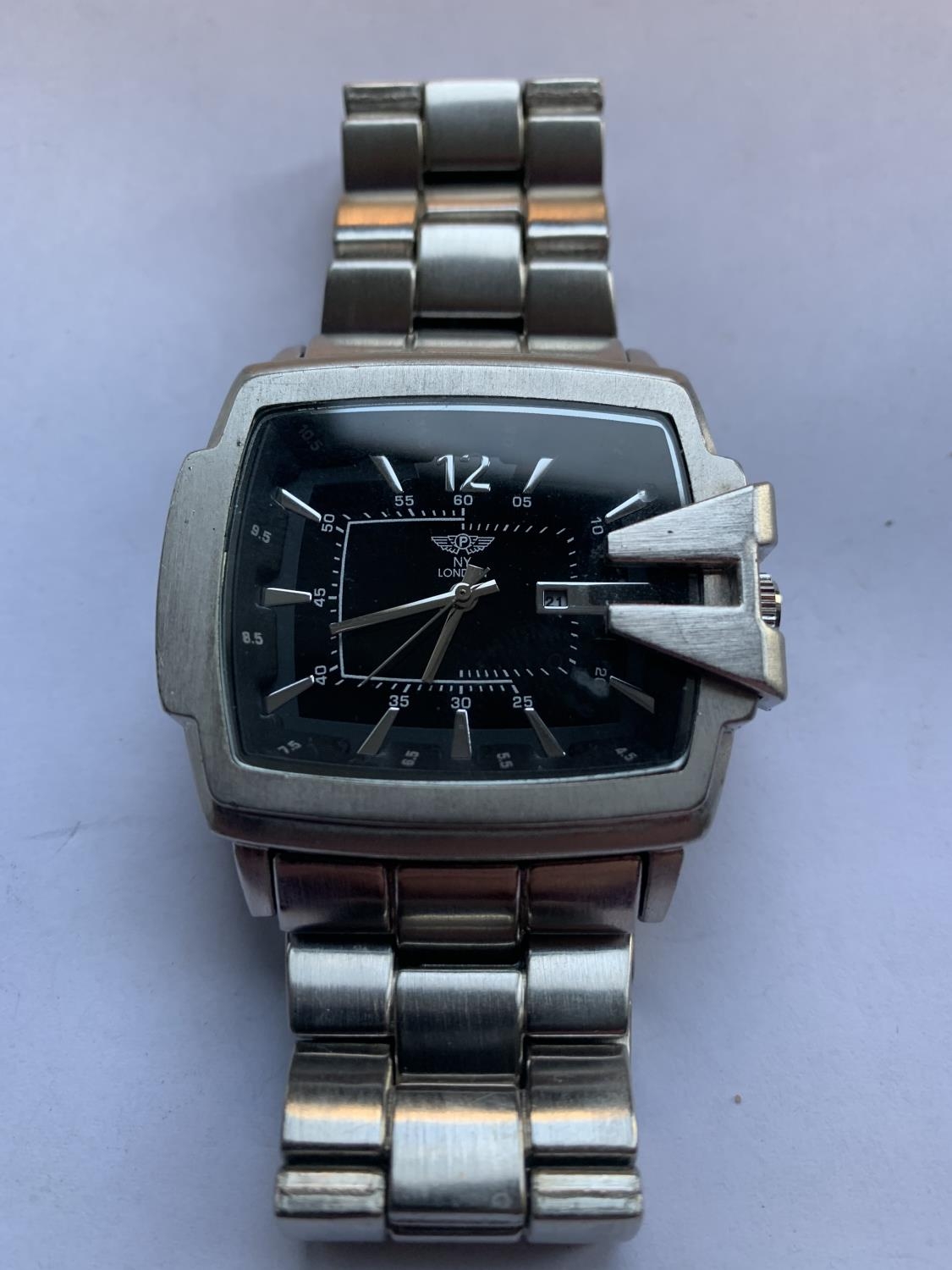 A GENTS NY LONDON WRIST WATCH WITH STAINLESS STEEL BACK AND A SILVER ...