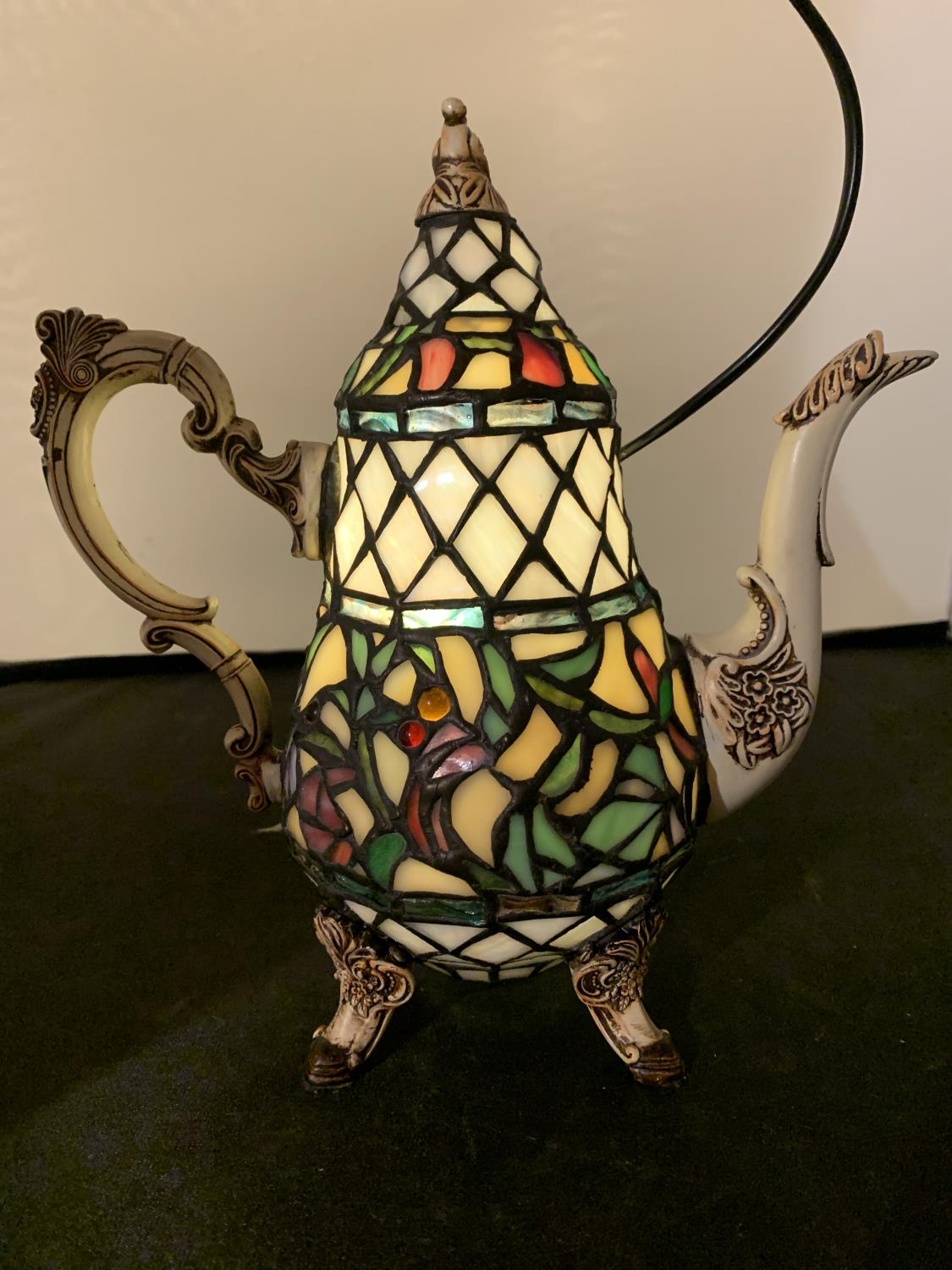 A TIFFANY STYLE TEAPOT LEADED GLASS LAMP HEIGHT 26CM