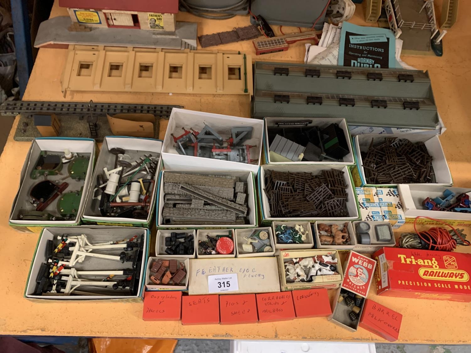 A VERY LARGE QUANTITY OF HORNBY MODEL RAILWAY ACCESSORIES - LEVEL ...