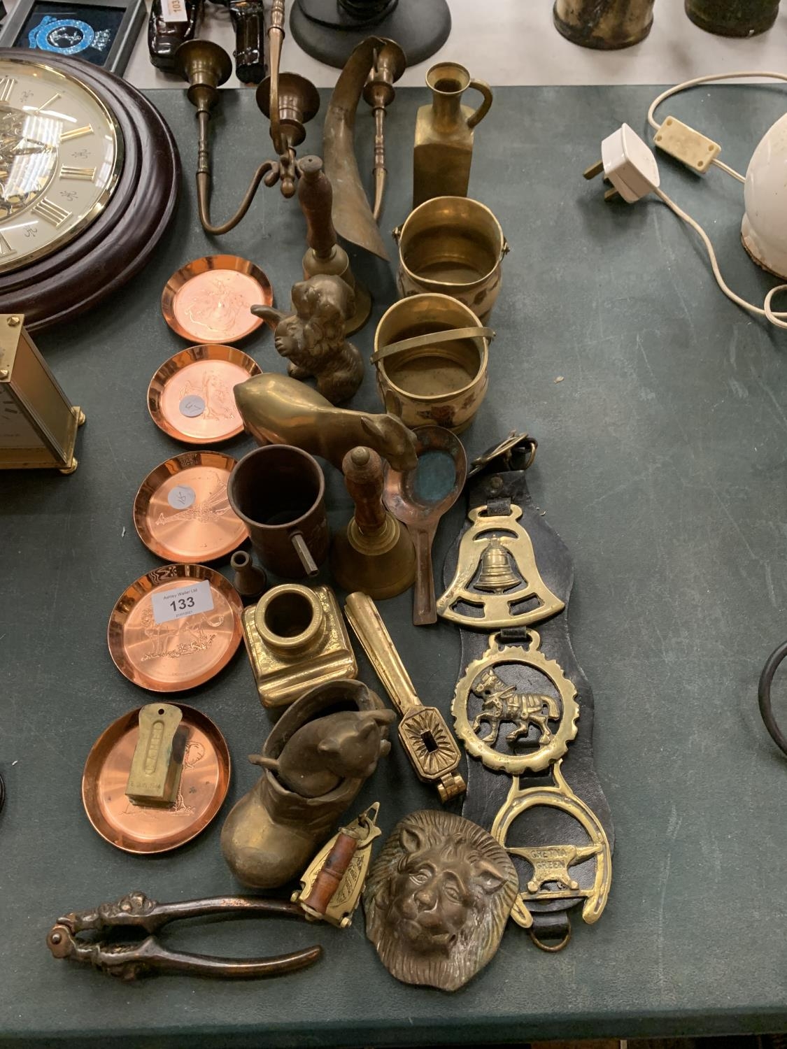 A SELECTION OF VARIOUS BRASS ITEMS