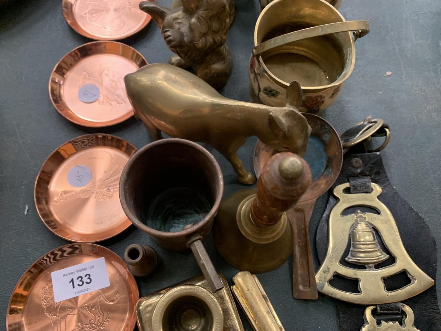 A SELECTION OF VARIOUS BRASS ITEMS