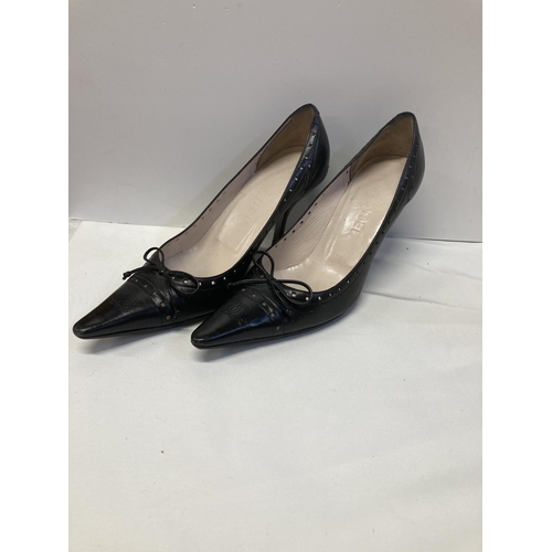 32 - Chanel Black Leather Classic Pumps with patent Leather cap toe and bow. Size 37.5 (EU).
