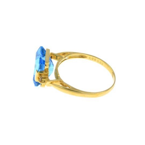 17 - A blue topaz and brilliant-cut diamond dress ring. Topaz weight 5cts, stamped to band. Stamped K18. ... 