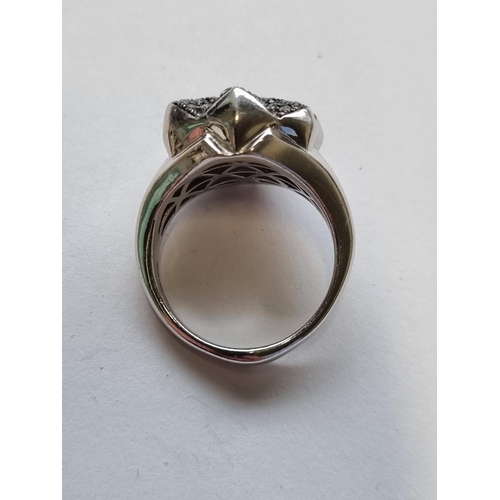 79 - A large Silver Cluster Ring, size M.