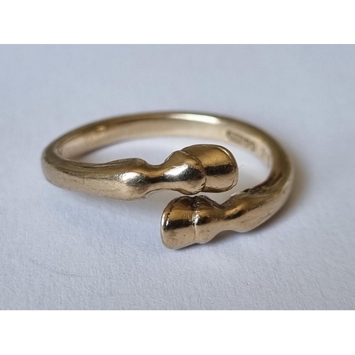 23 - A 9ct Gold Ring in the form of a Horses Hooves. size R