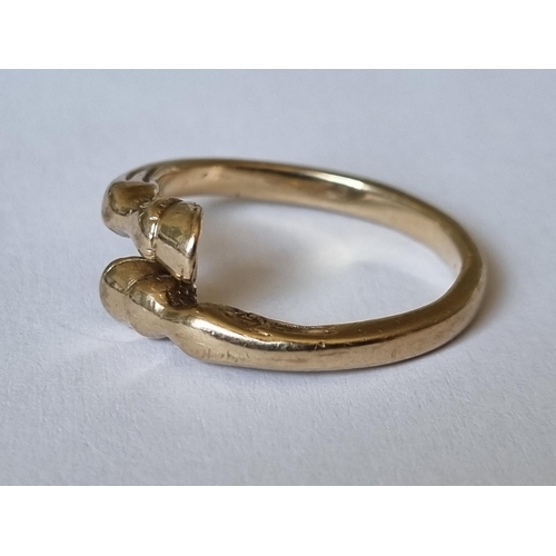 23 - A 9ct Gold Ring in the form of a Horses Hooves. size R