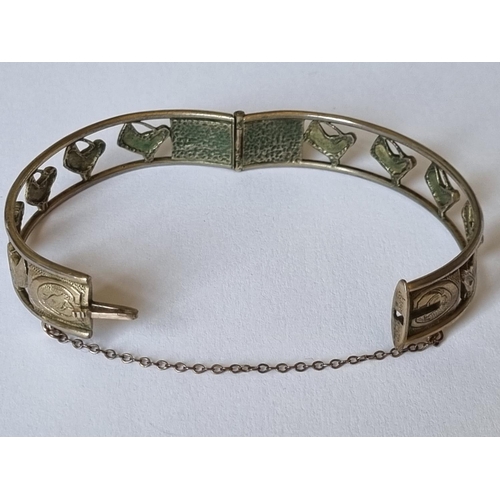 24a - An 18ct Gold Bracelet depicting horses heads. Weight 18.35 gms approx.