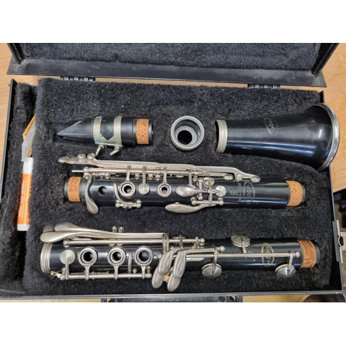 32 - A Vito Reso-Tone Clarinet with carry case.
L 60 cm approx.