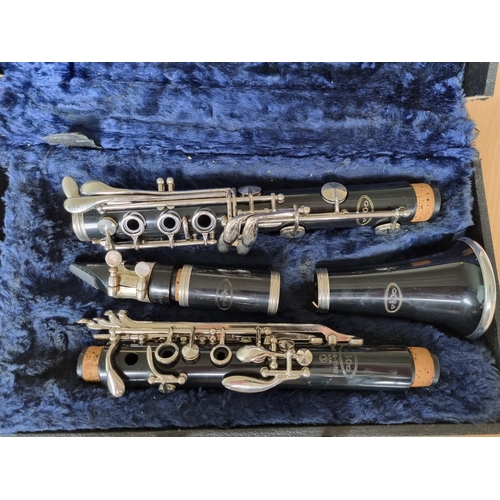 35 - A Vito Reso-Tone Clarinet in carry case.
L 70 cm approx.