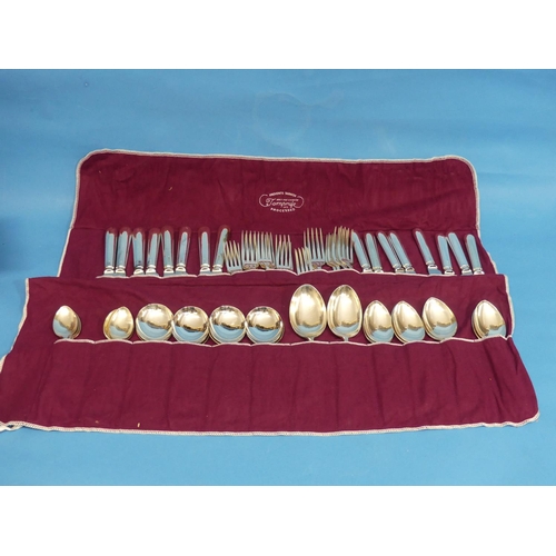 25 - A silver Old English pattern Flatware Service, by United Cutlers, hallmarked Sheffield 2000 / 2001, ... 
