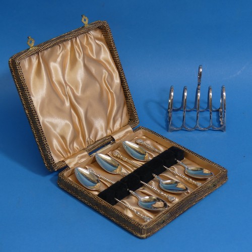 15 - A small George V silver five bar Toast Rack, hallmarked Sheffield, 1917, with central ring handle, 7... 
