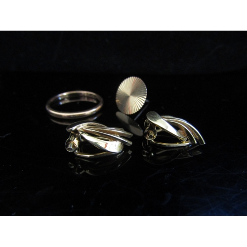 5035 - A 9ct gold band (resized) Size P, a pair of gold earrings and a 9ct gold stud, 5.4g total