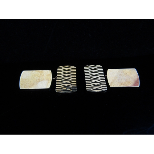 5036 - A pair of 9ct gold cufflink's with engine turned detail, 7.1g