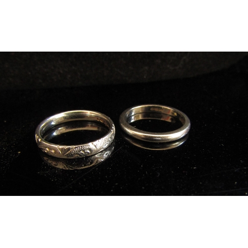 5055 - Two platinum bands, one engraved example. Sizes K and J, 7.6g