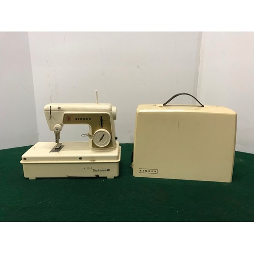 Small SINGER Sewing Machine Model 67A23 LITTLE TOUCH &Se... Barnebys