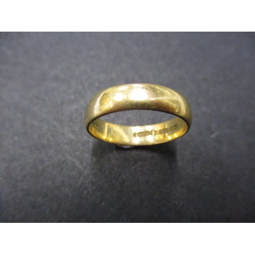 28 - A 9ct gold wedding band, Approximate weight 2.7g.  Approximate band width 4mm, approximate ring size... 