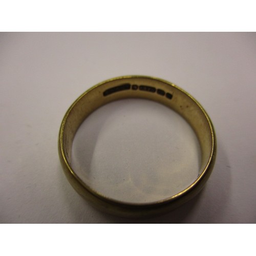 28 - A 9ct gold wedding band, Approximate weight 2.7g.  Approximate band width 4mm, approximate ring size... 