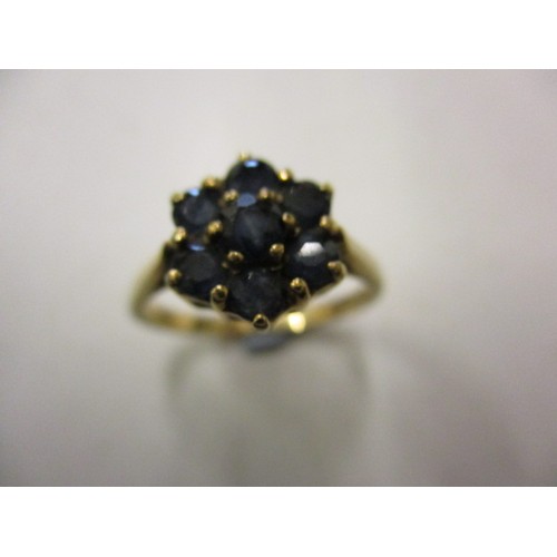 10 - A vintage 9ct gold sapphire daisy ring, approx. ring size ‘L’ approx. weight 2.7g