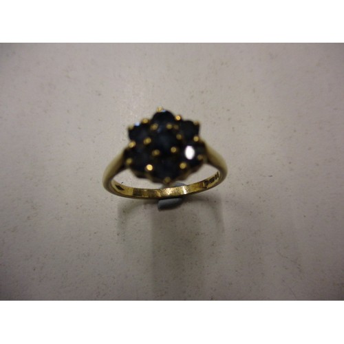 10 - A vintage 9ct gold sapphire daisy ring, approx. ring size ‘L’ approx. weight 2.7g