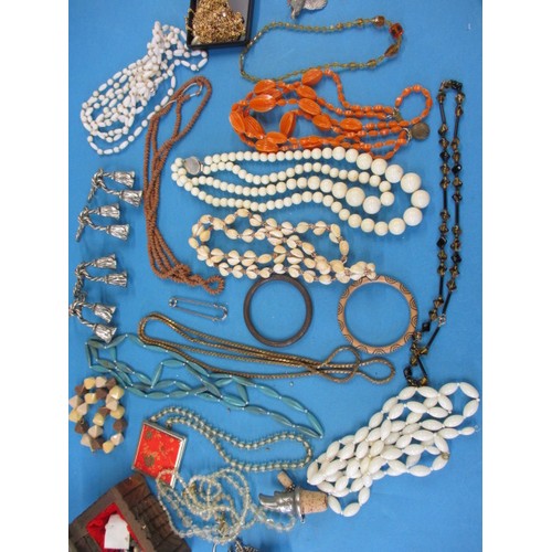 A small quantity of vintage costume jewellery items, all in used condition