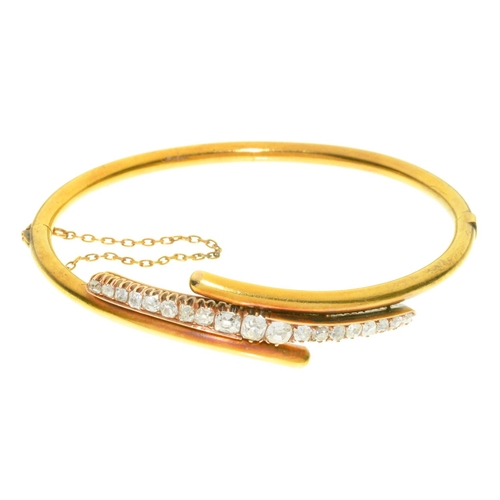 42B - A DIAMOND AND GOLD BANGLE 6 cm w, unmarked, 13.5g