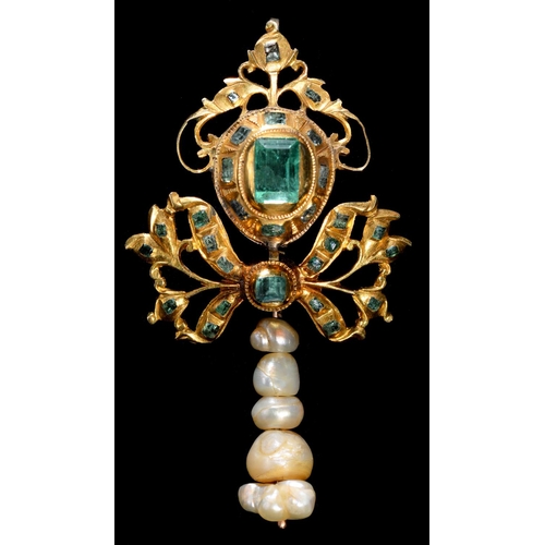 43 - AN EMERALD, BAROQUE PEARL AND GOLD PENDANT, PROBABLY IBERIAN, 19TH C  56mm, 7g