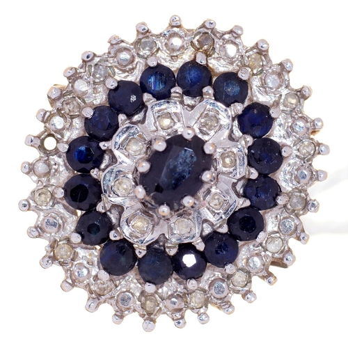 1 - A SAPPHIRE AND DIAMOND CLUSTER RING IN 9CT GOLD, BIRMINGHAM 1979, 5.8G, SIZE K