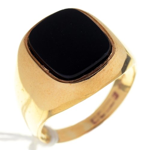 27 - A BLACK ONYX SIGNET RING IN 9CT GOLD, MARKS RUBBED, 9.2G, SIZE V