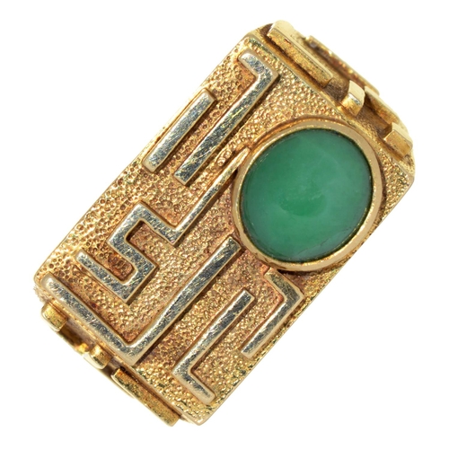 35 - A MODERNIST 14CT GOLD RING, SET WITH JADE CABOCHON, IMPORT MARKED LONDON 1979, 14.5G, SIZE T
