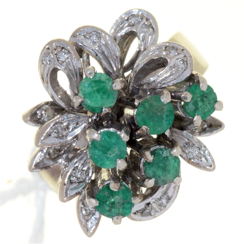 36 - AN EMERALD AND DIAMOND RING, IN WHITE GOLD, MARKED 18K, 7.1G, SIZE J½
