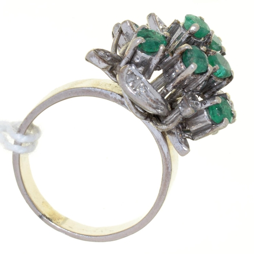 36 - AN EMERALD AND DIAMOND RING, IN WHITE GOLD, MARKED 18K, 7.1G, SIZE J½
