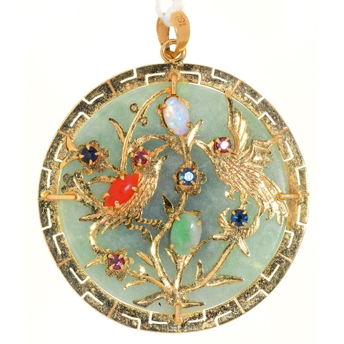44 - A SOUTH EAST ASIAN GEM SET GOLD AND JADE PENDANT, THE FRONT DECORATED WITH BIRDS IN BRANCHES, THE BA... 