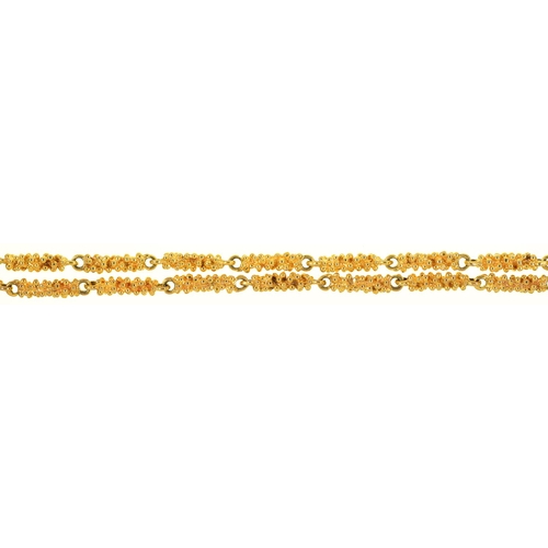 13 - A GOLD NECKLACE OF TEXTURED BATONS, 77CM L, INCOMPLETELY MARKED, MAKER'S MARK J D (?), LONDON 1975, ... 