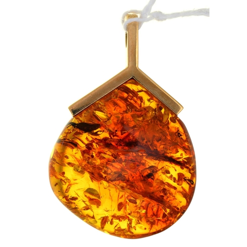 19 - A GOLD AND AMBER PENDANT, 36MM H, MARKED 18K, 6.9G