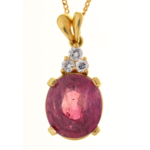 21 - A DIAMOND AND CUSHION SHAPED PINK STONE PENDANT, IN GOLD, MARKED 750, 26MM AND A GOLD NECKLET, ALSO ... 