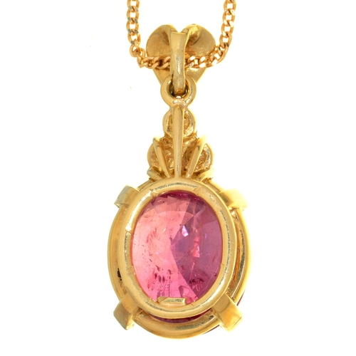 21 - A DIAMOND AND CUSHION SHAPED PINK STONE PENDANT, IN GOLD, MARKED 750, 26MM AND A GOLD NECKLET, ALSO ... 